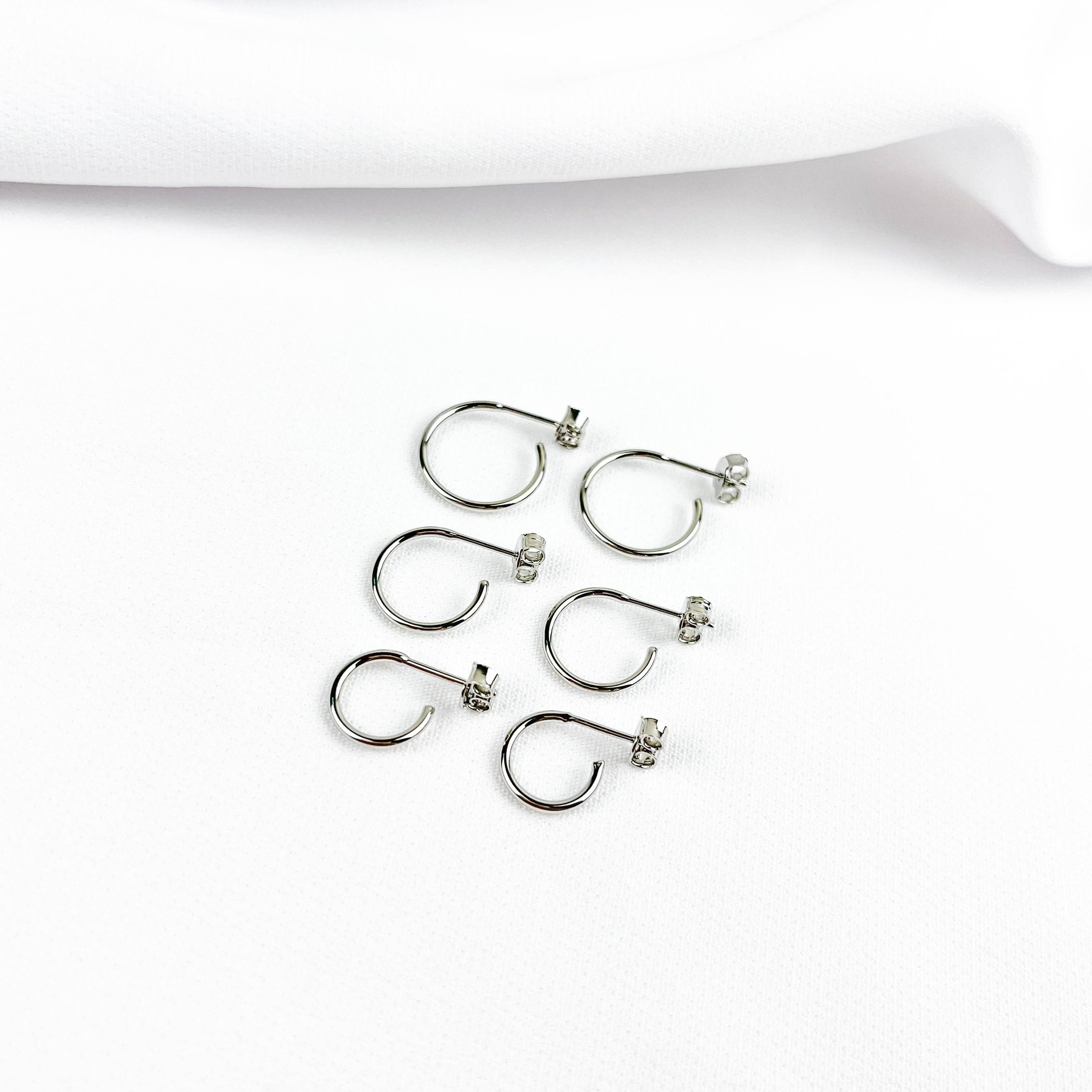 TRIO ARGOLAS LISAS COM PINO 1CM/1,3CM/1,5CM EM RÓDIO BRANCO