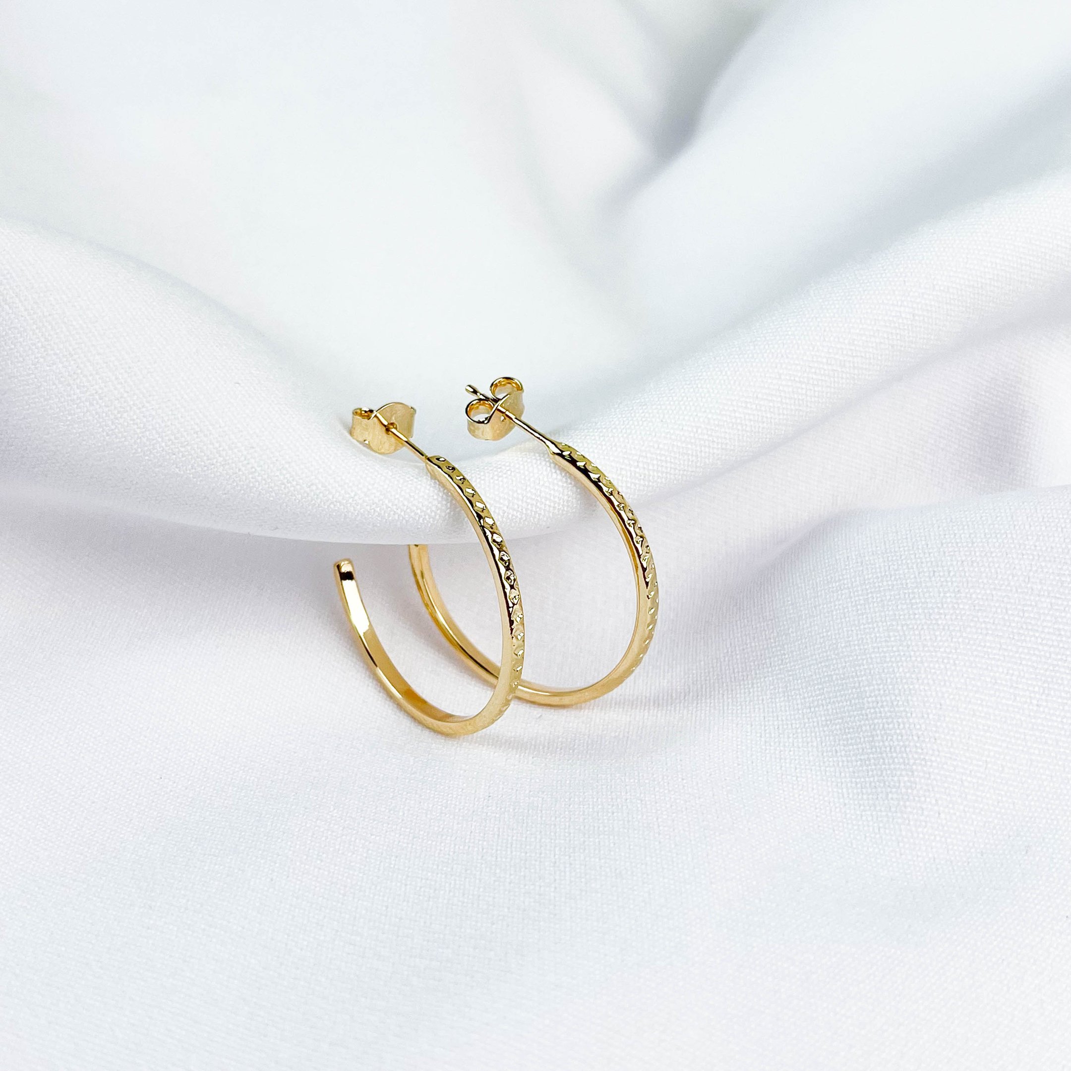 ARGOLA DETALHES DIAMANTADOS 2,,5CM EM OURO 18K