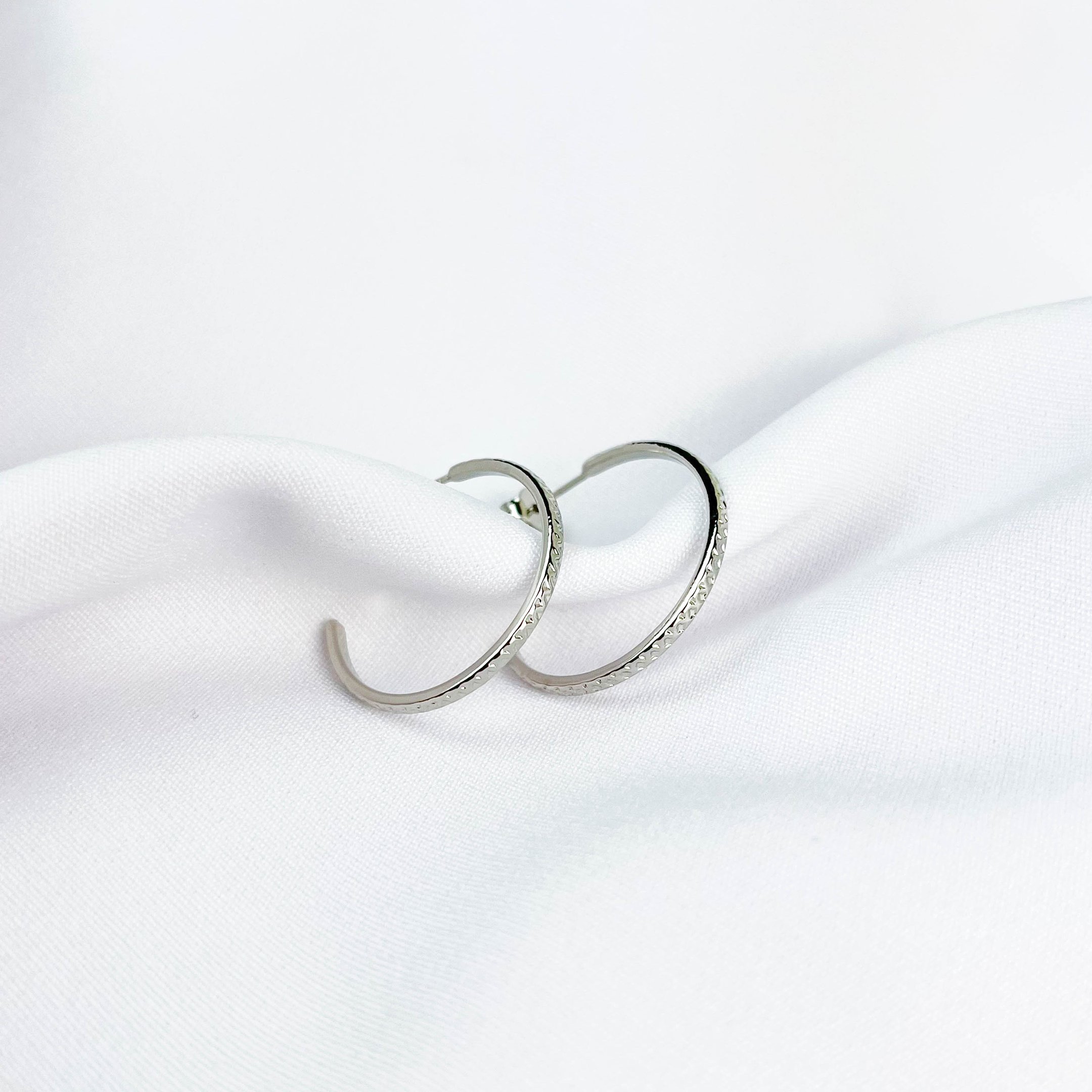 ARGOLA DETALHES DIAMANTADOS 2,,5CM EM RÓDIO BRANCO