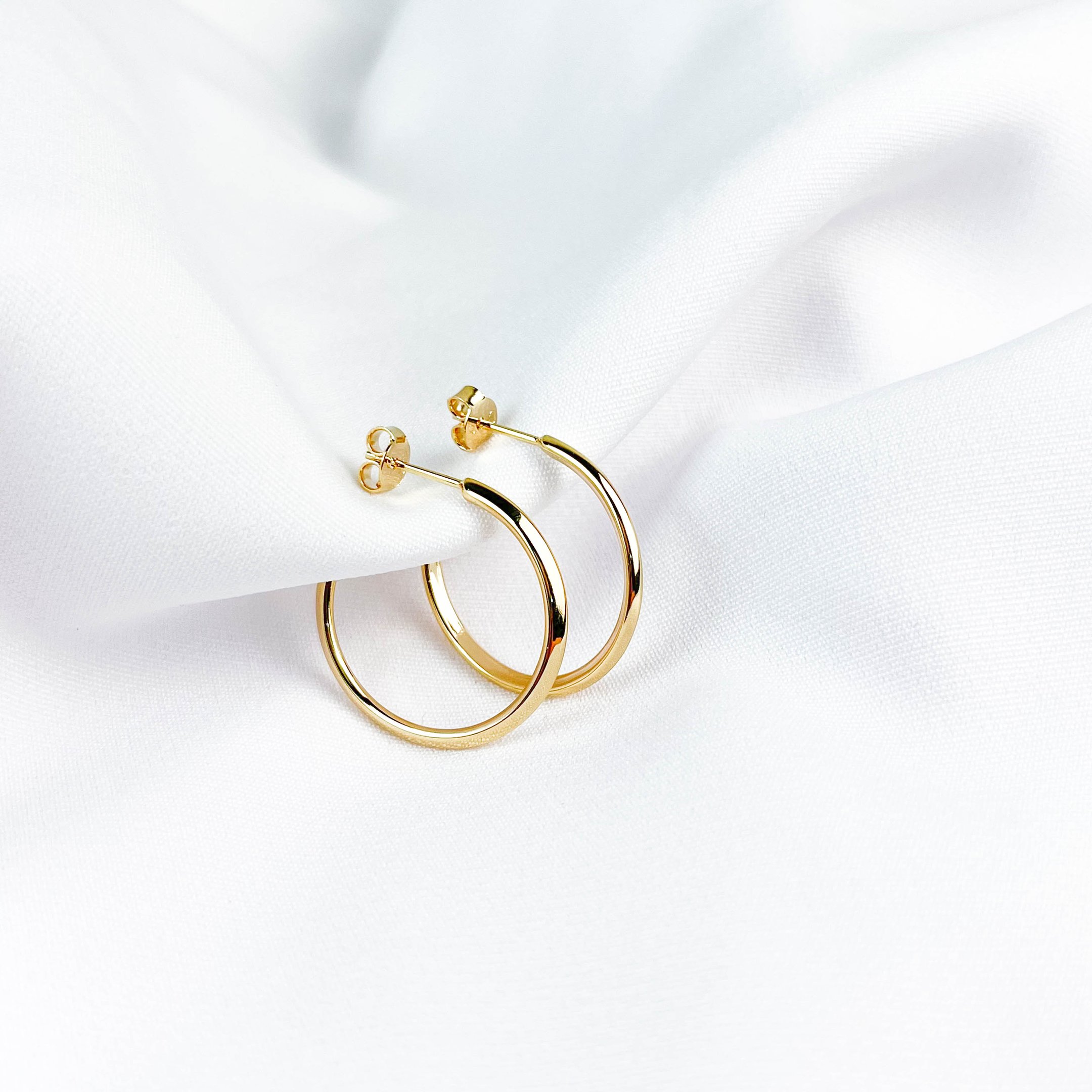 ARGOLA LISA MEIA CANA 2,5CM EM OURO 18K