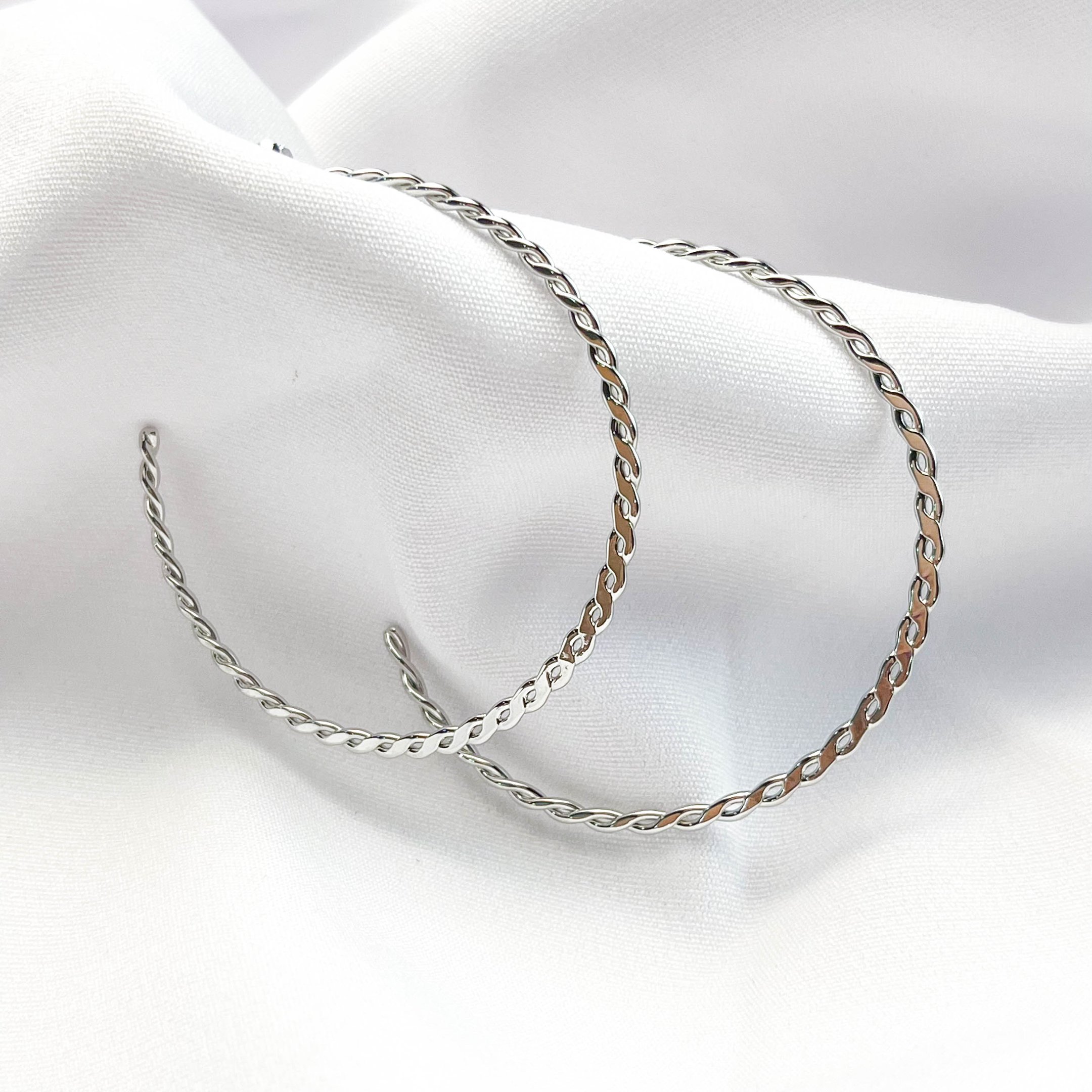 ARGOLA FIO TRANÇADO CHAPADO 5CM EM RÓDIO BRANCO