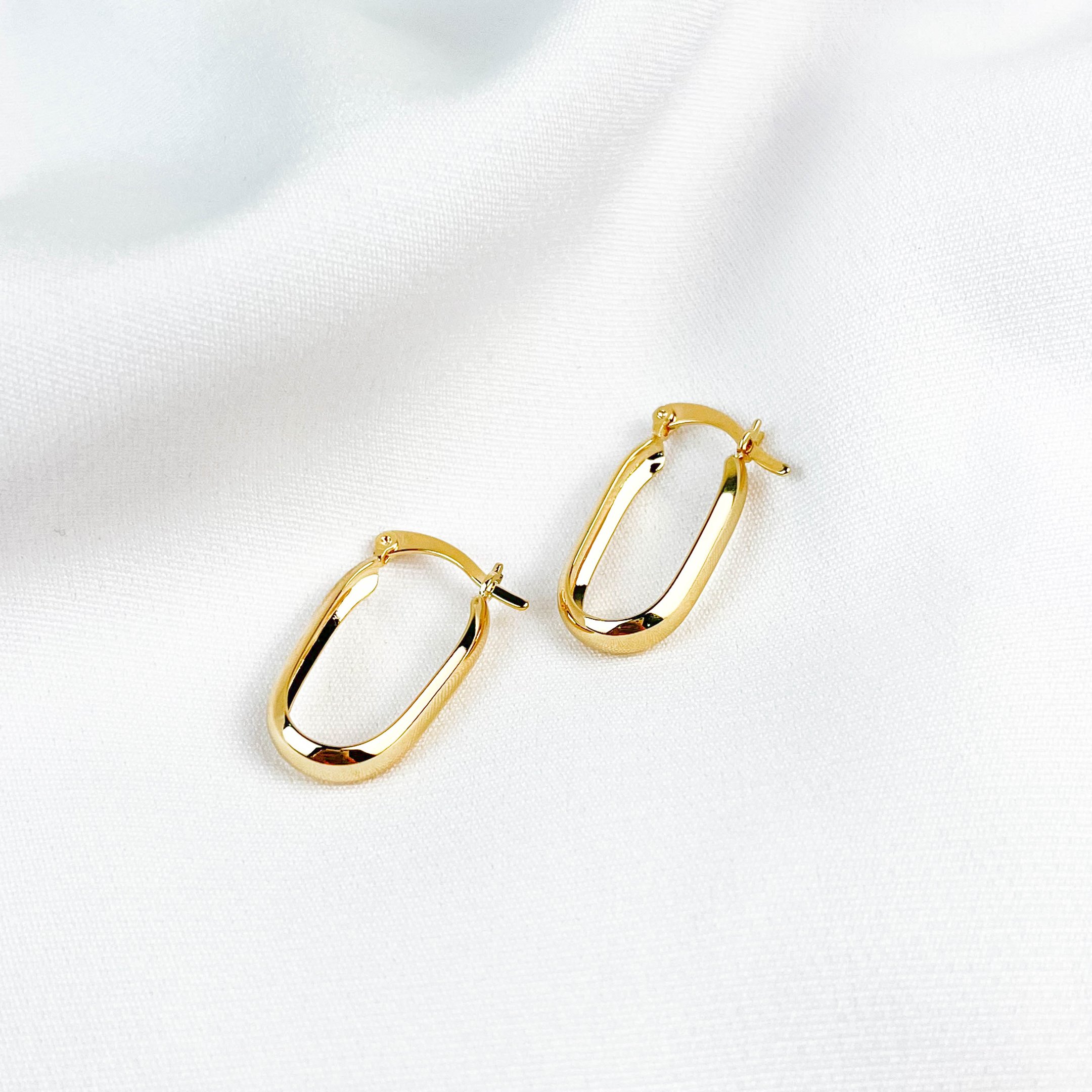 BRINCO OVAL TRAVA LISA EM OURO 18K