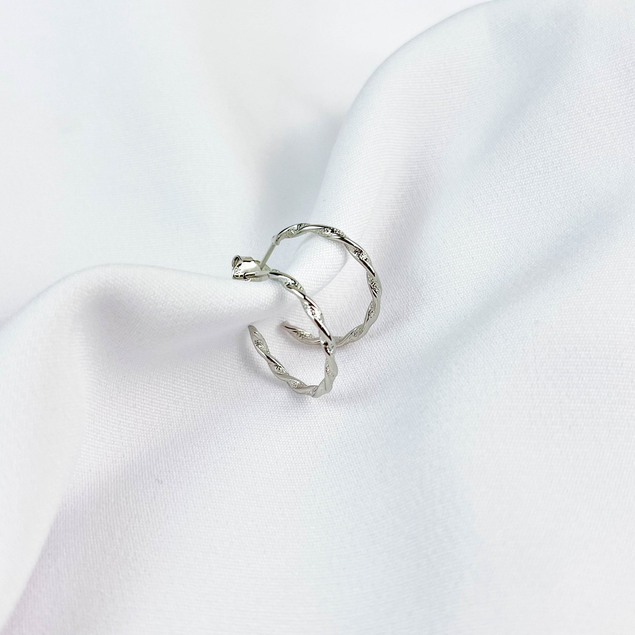 ARGOLA TRANÇADA DIAMANTADA 2CM EM RÓDIO BRANCO