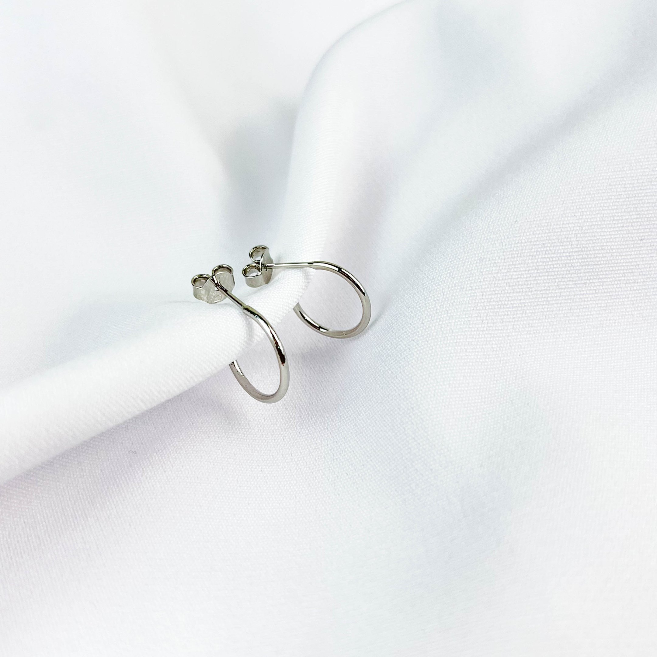 ARGOLA FOSCA 1,3CM EM RÓDIO BRANCO