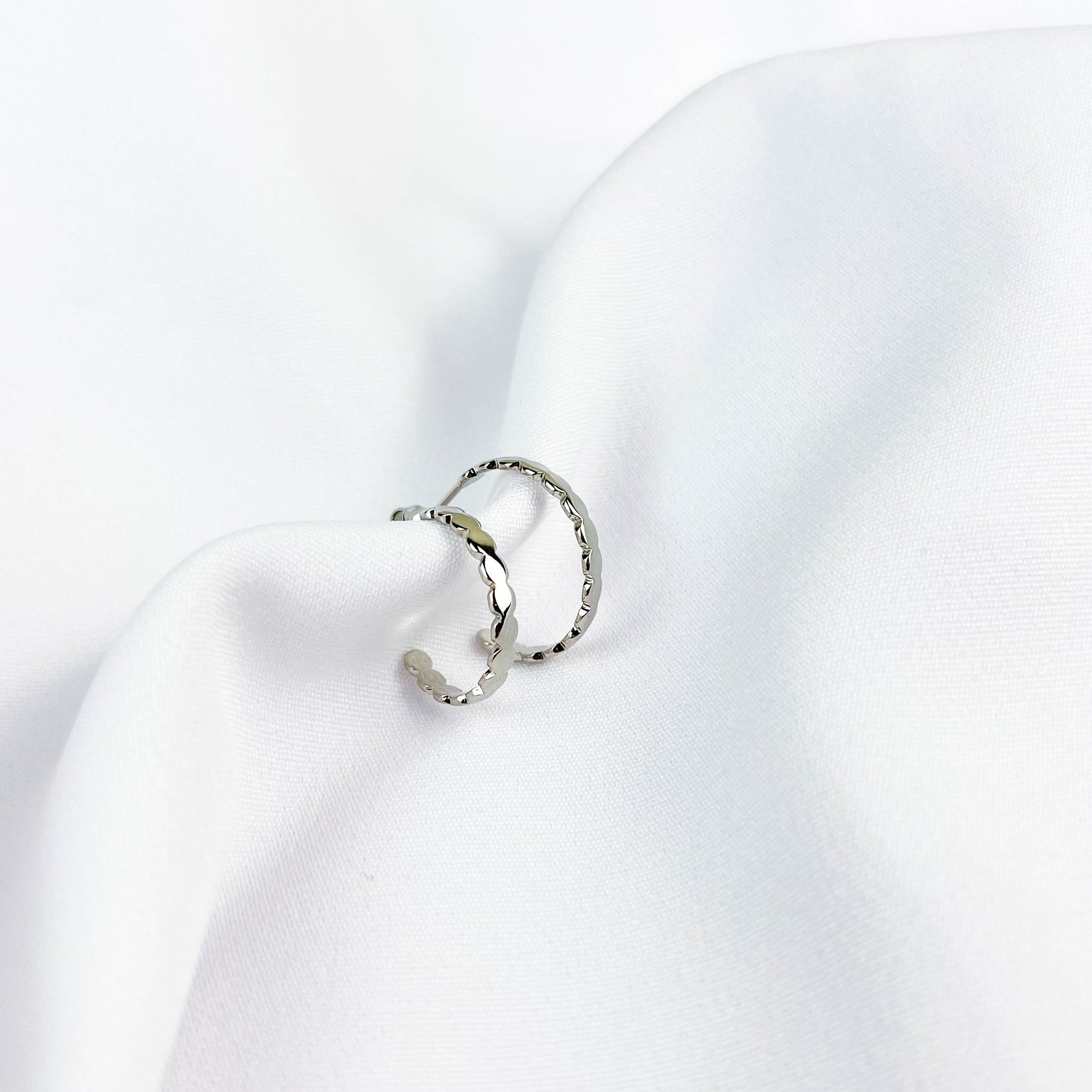 ARGOLA BOLINHAS ACHATADAS 2CM EM RÓDIO BRANCO