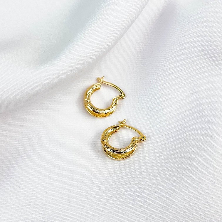 ARGOLA DUPLA TEXTURIZADA 1,5CM TRAVA LISA EM OURO 18K