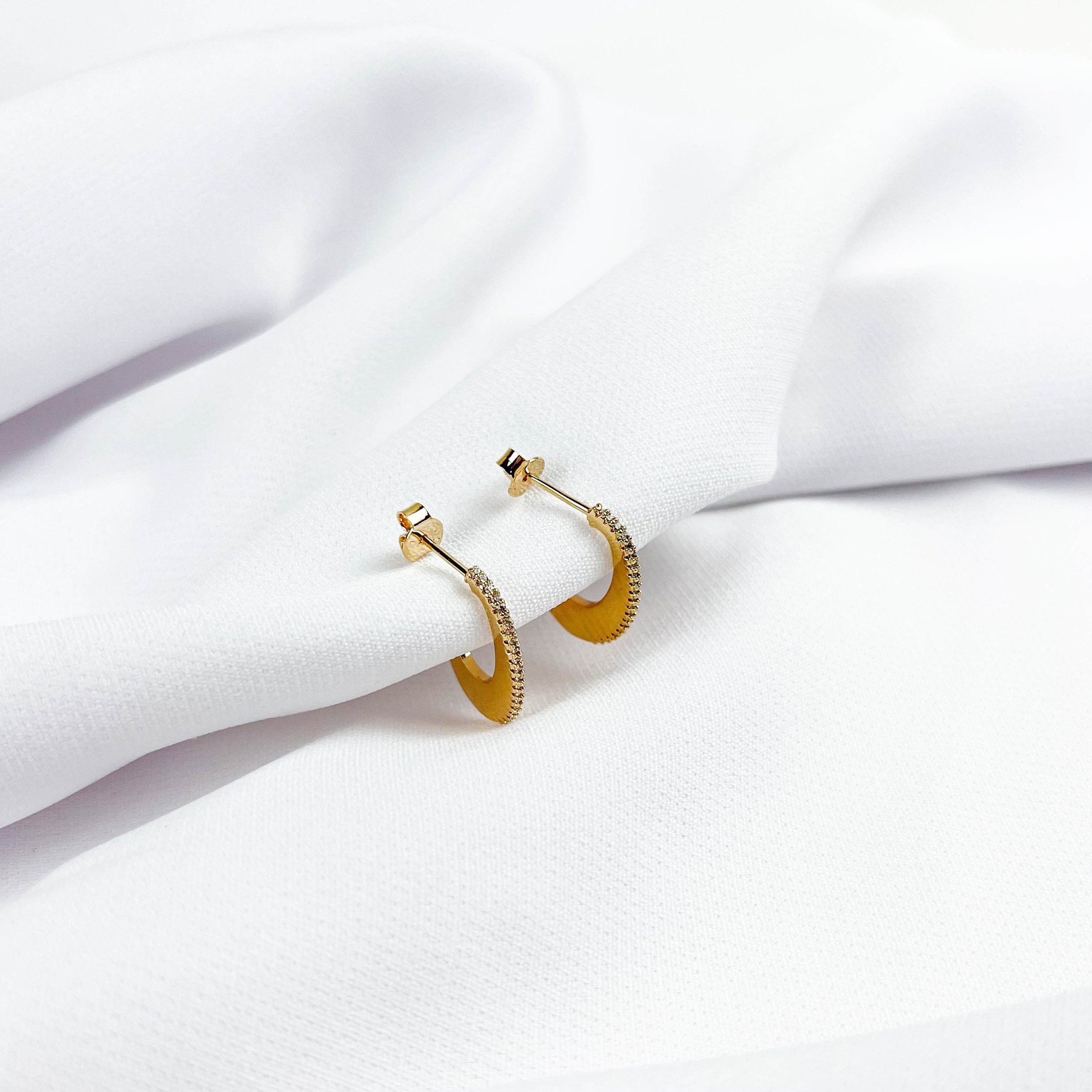 EARHOOK METAL COM 1 FILEIRA ZIRCONIAS EM OURO 18K
