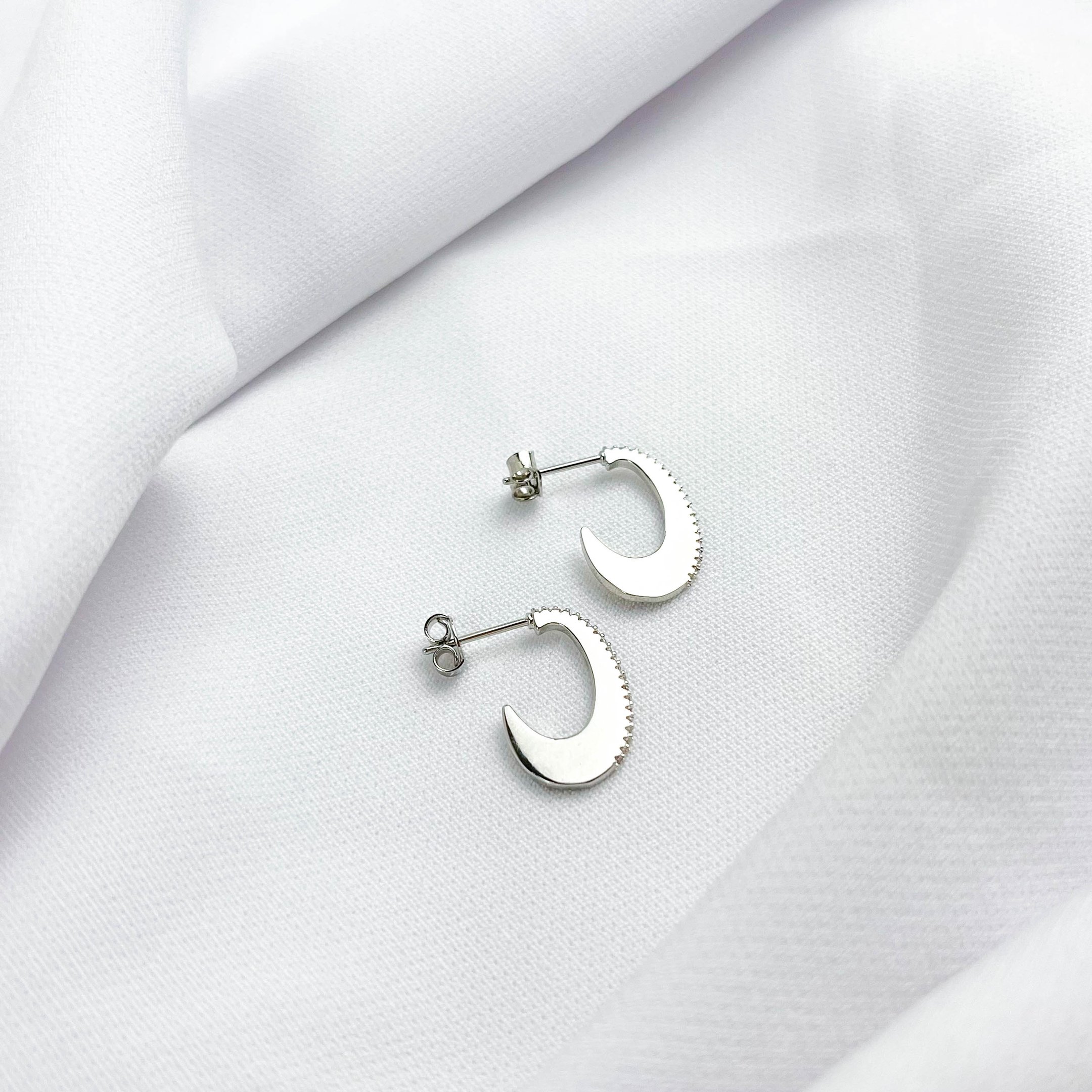 EARHOOK METAL COM 1 FILEIRA ZIRCONIAS EM RÓDIO BRANCO