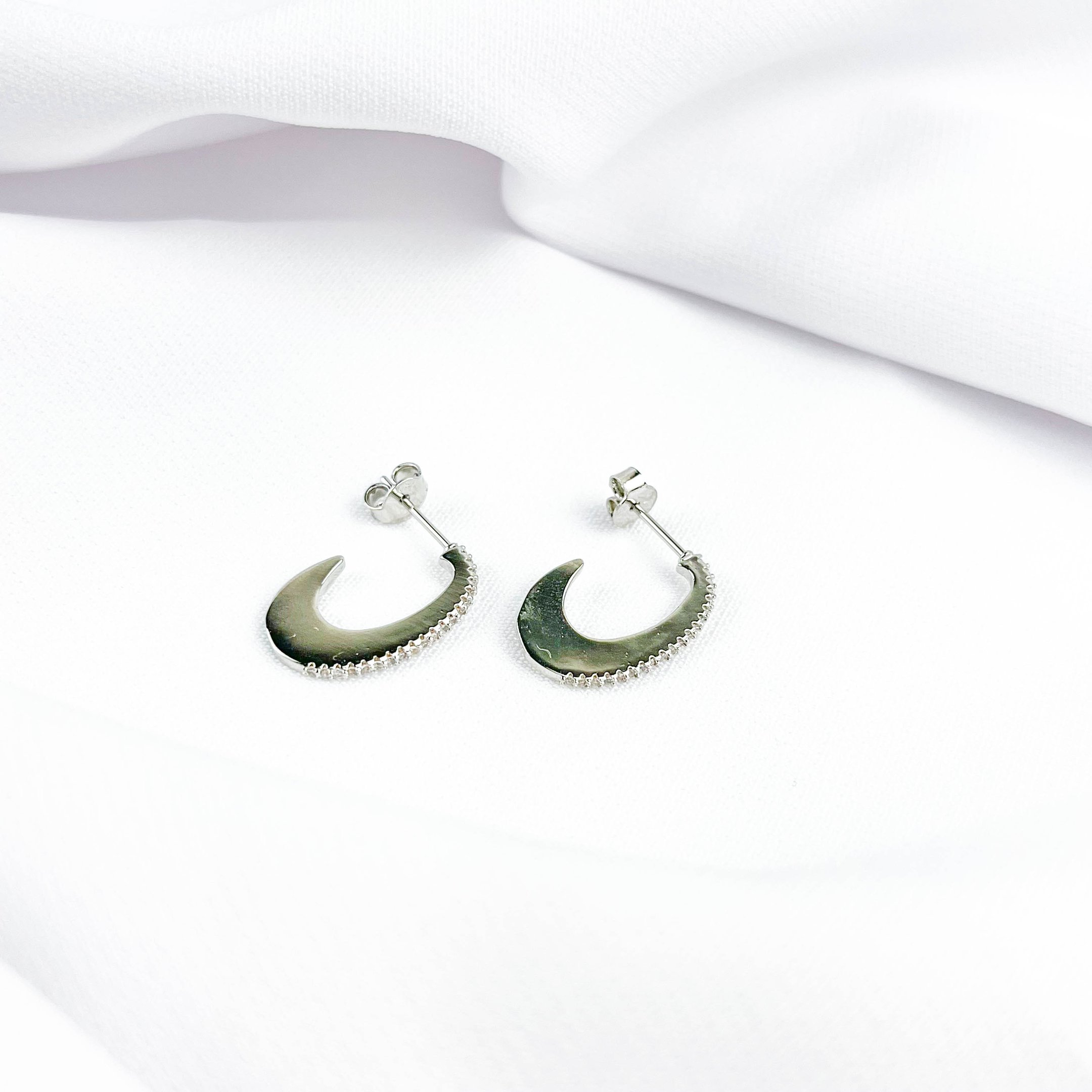 EARHOOK METAL COM 1 FILEIRA ZIRCONIAS EM RÓDIO BRANCO