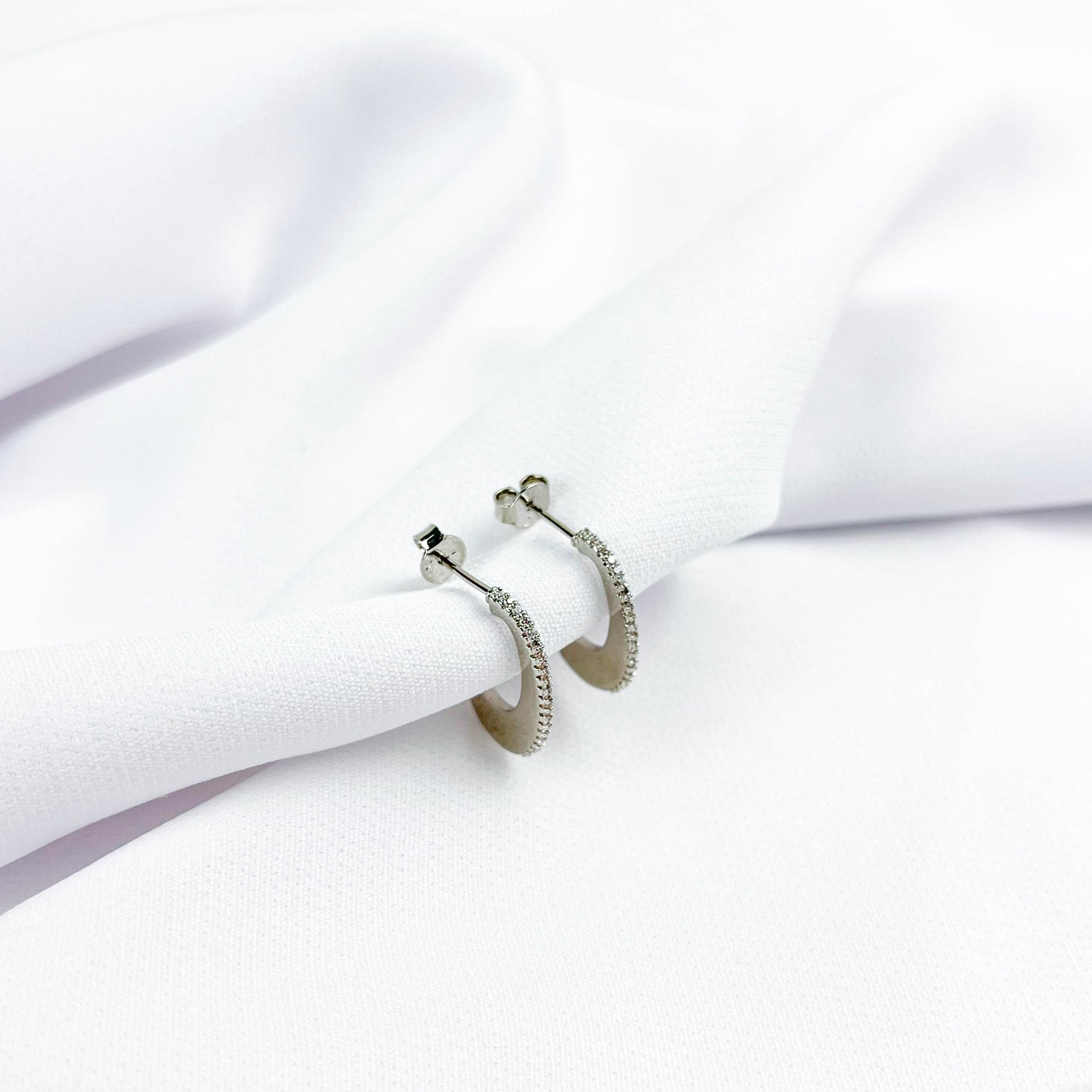 EARHOOK METAL COM 1 FILEIRA ZIRCONIAS EM RÓDIO BRANCO