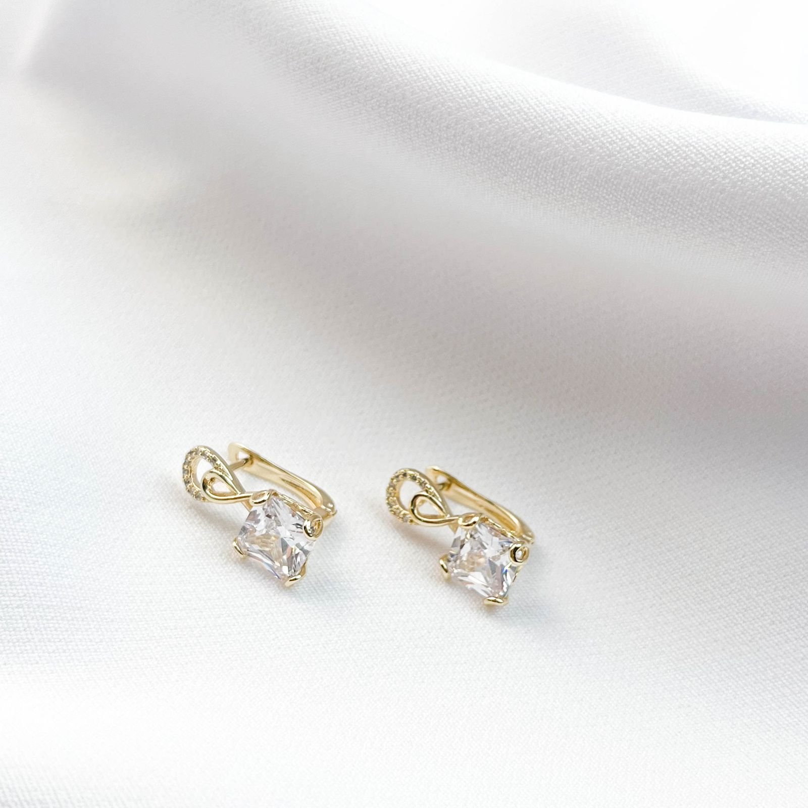 ARTICULADO COM DETALHE LAÇO EM ZIRCONIA E PEDRA QUADRADA EM OURO 18K