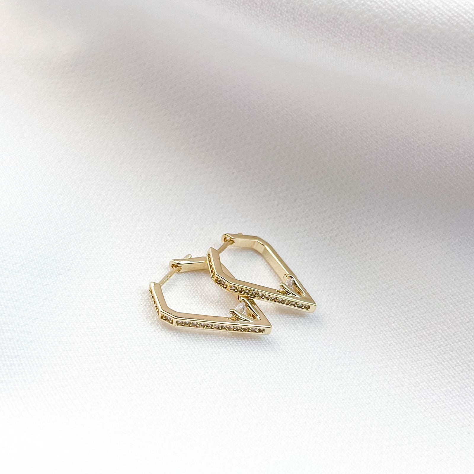 BRINCO ARTICULADO FORMATO DIAMANTE EM ZIRCONIAS EM OURO 18K
