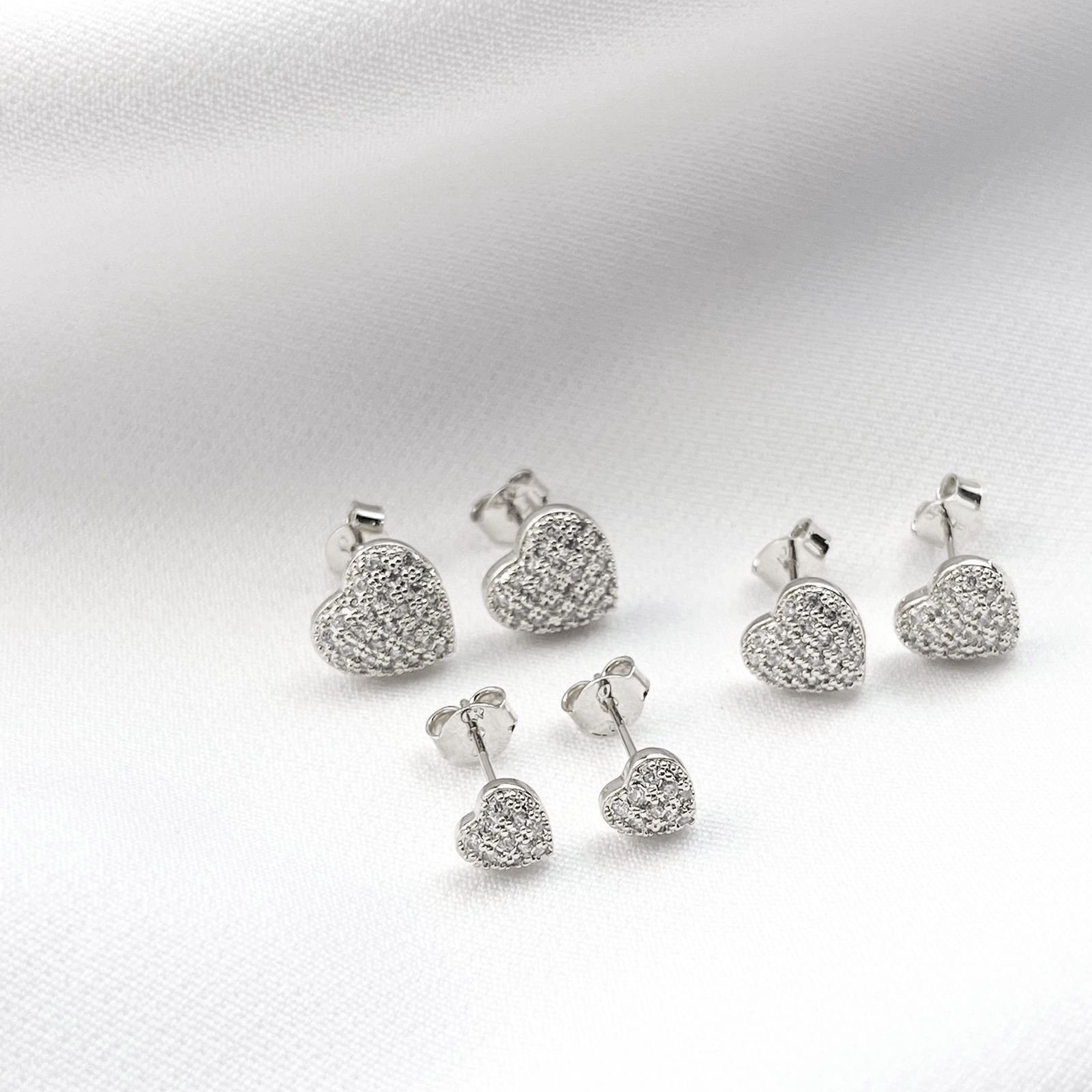 TRIO CORAÇÕES CRAVEJADOS EM RÓDIO BRANCO