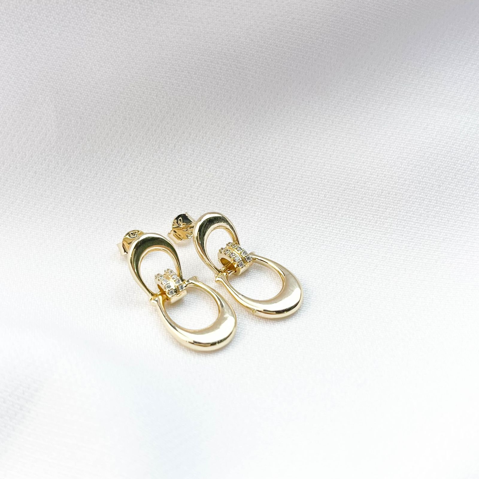 BRINCO DUPLO PENDURADO COM DETALHES EM ZIRCONIA EM OURO 18K