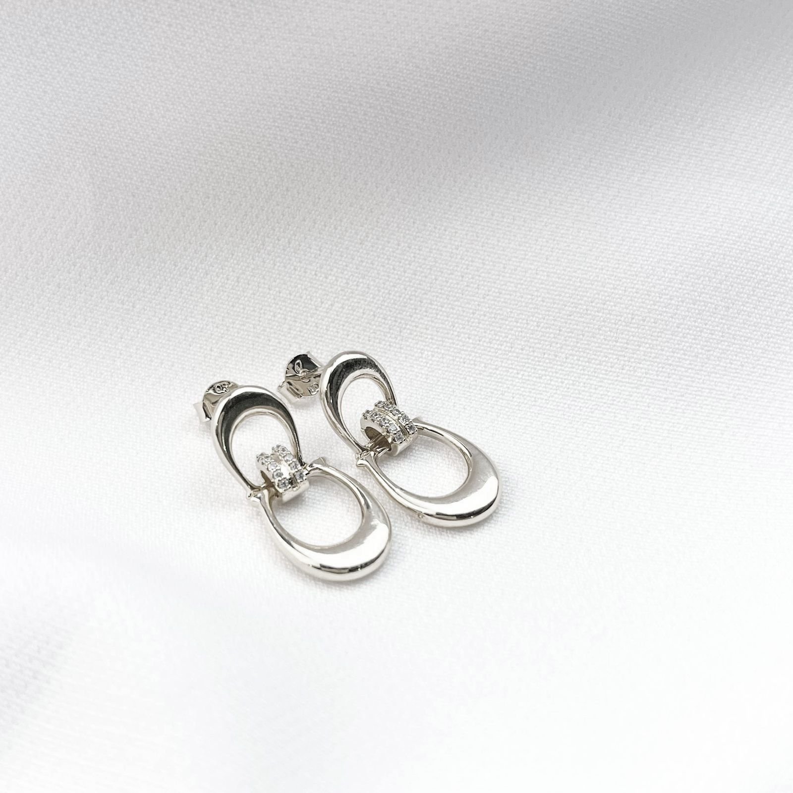 BRINCO DUPLO PENDURADO COM DETALHES EM ZIRCONIA EM RÓDIO BRANCO
