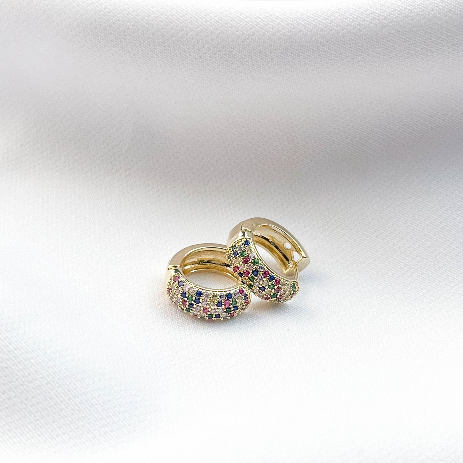 BRINCO CRAVEJADO COLORIDO EM OURO 18K
