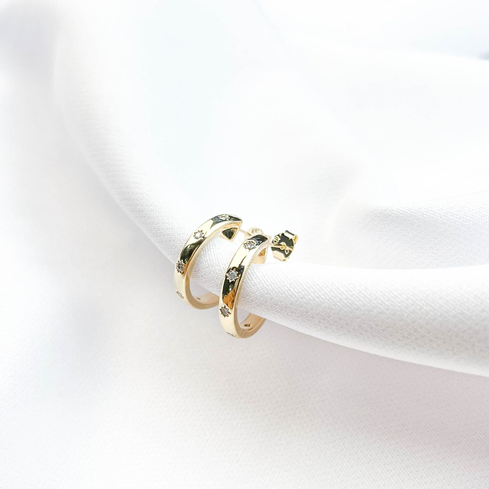 ARGOLA COM ESTRELINHAS E ZIRCONIAS EM OURO 18K