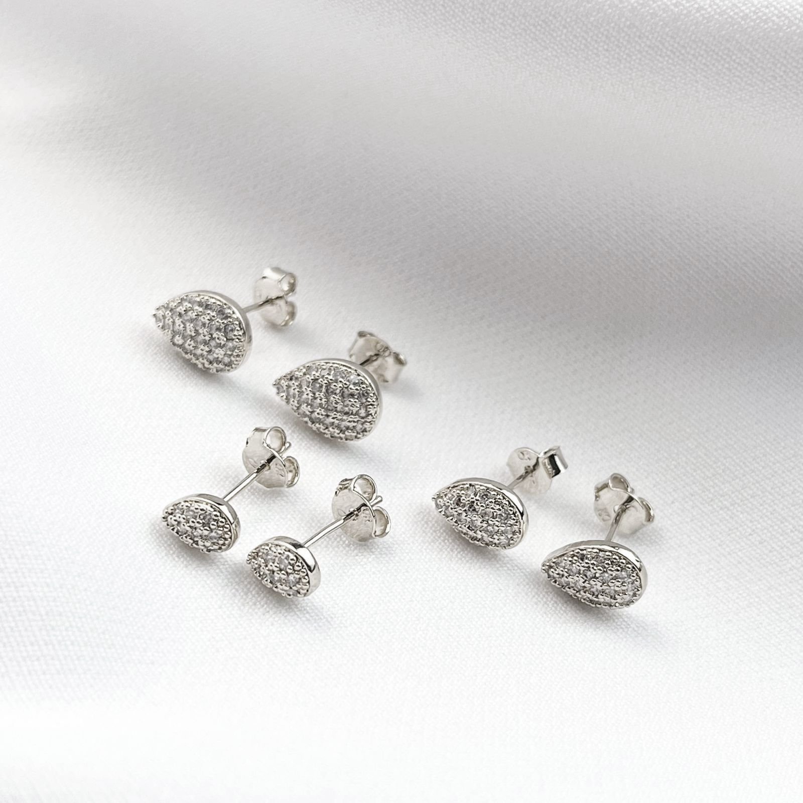 TRIO GOTAS CRAVEJADAS EM RÓDIO BRANCO