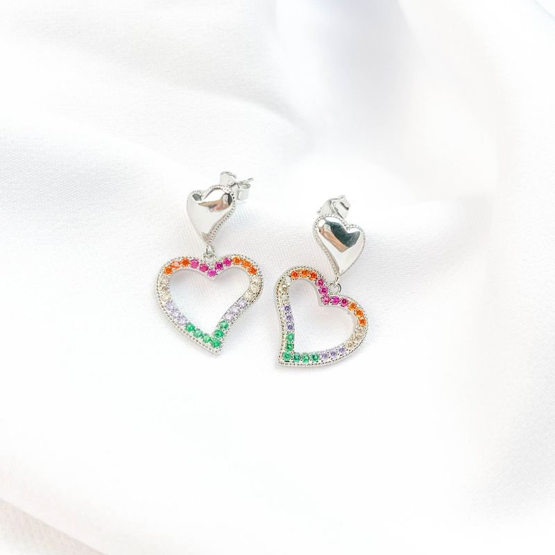 BRINCO CORAÇÃO CRAVEJADO COLORIDO COM BASE CORAÇÃO LISO EM RÓDIO BRANCO