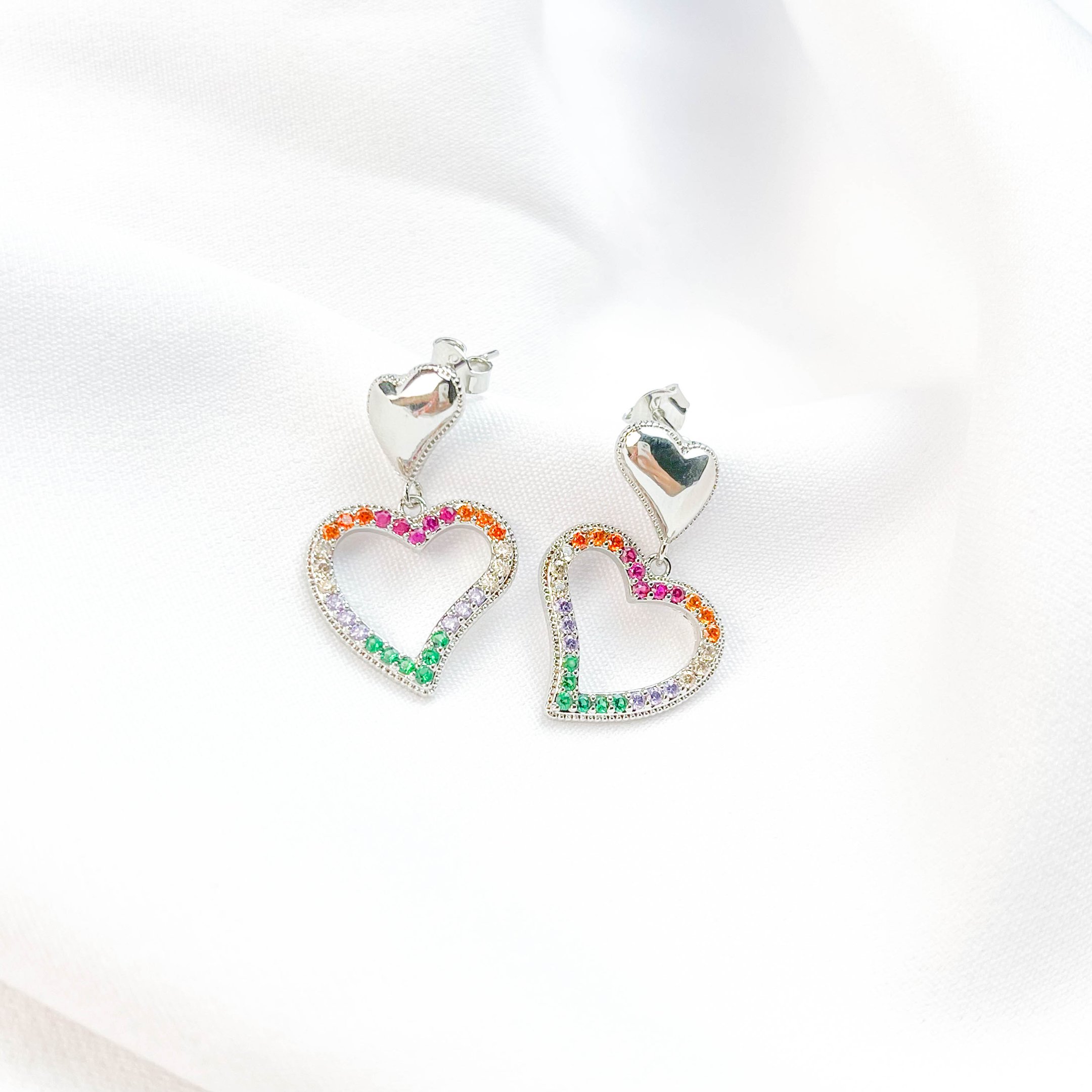 BRINCO CORAÇÃO CRAVEJADO COLORIDO COM BASE CORAÇÃO LISO EM RÓDIO BRANCO