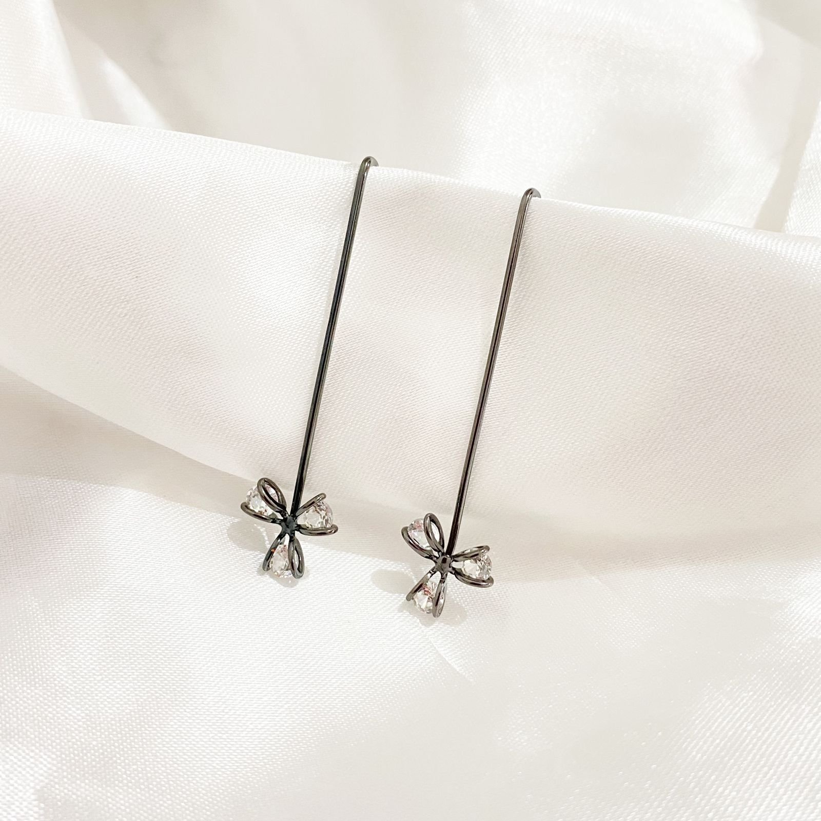 BRINCO EARPIN FLOR EM RÓDIO NEGRO