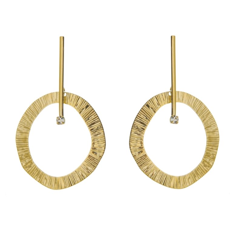 BRINCO PENDULO COM ARO TRABALHADO EM OURO 18K