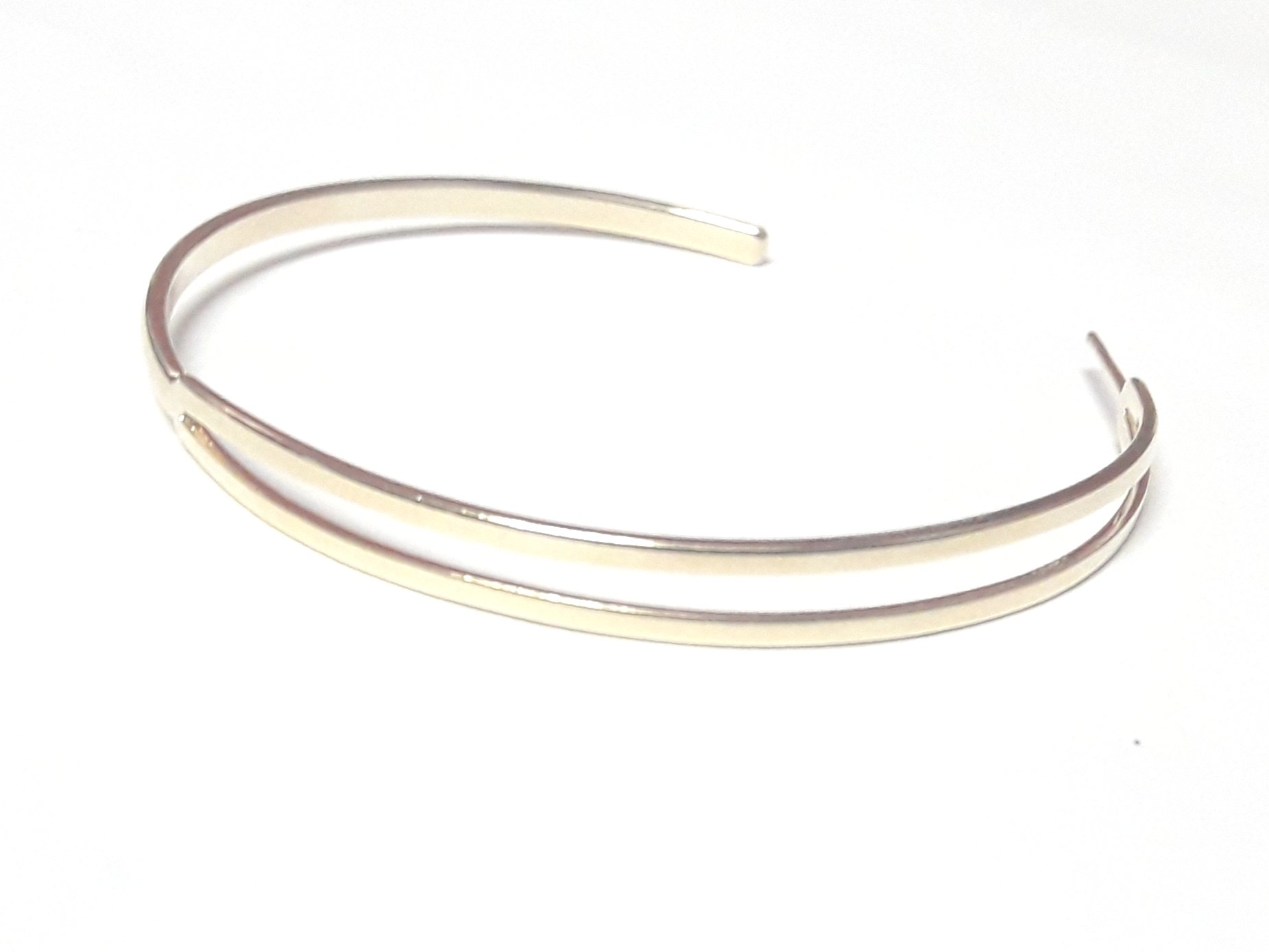 BRINCO ARGOLA ARO METADE DUPLO EM OURO 18K
