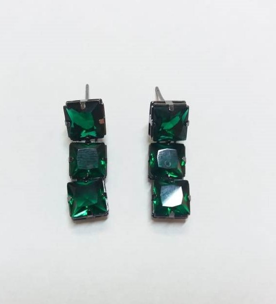 BRINCO COM 3 PEDRAS CARRE EM OURO 18K