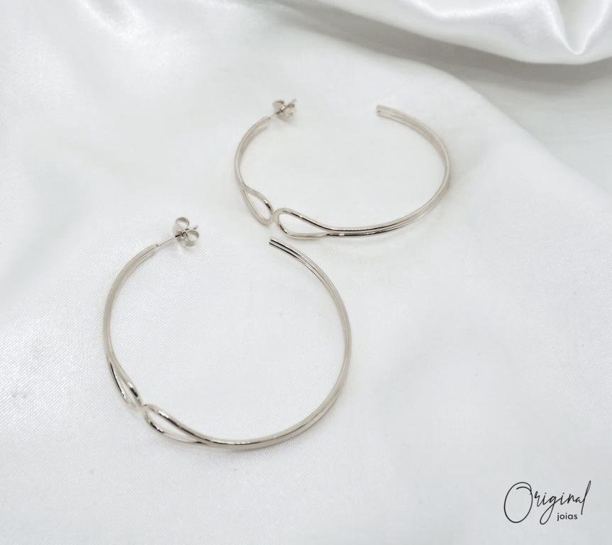 BRINCO ARGOLA VAZADA EM RÓDIO BRANCO