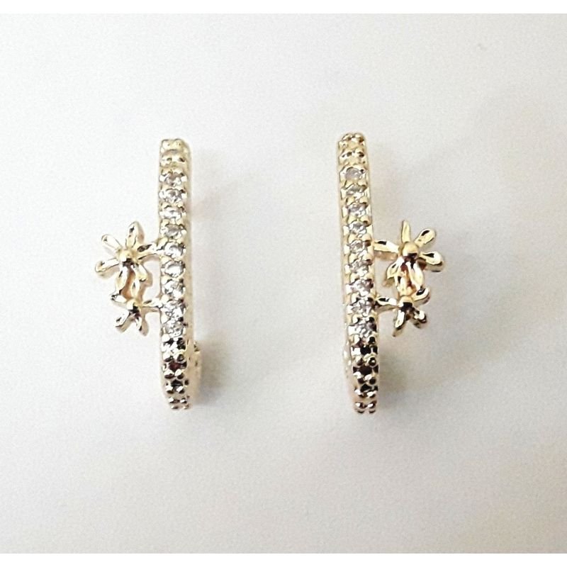 BRINCO EM J CRAVEJADO COM FLORES DE DETALHE EM OURO 18K