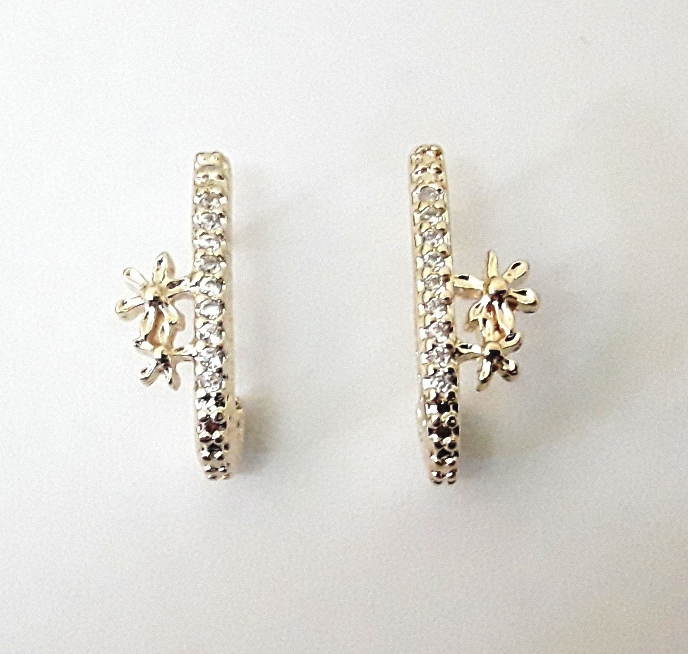 BRINCO EM J CRAVEJADO COM FLORES DE DETALHE EM OURO 18K