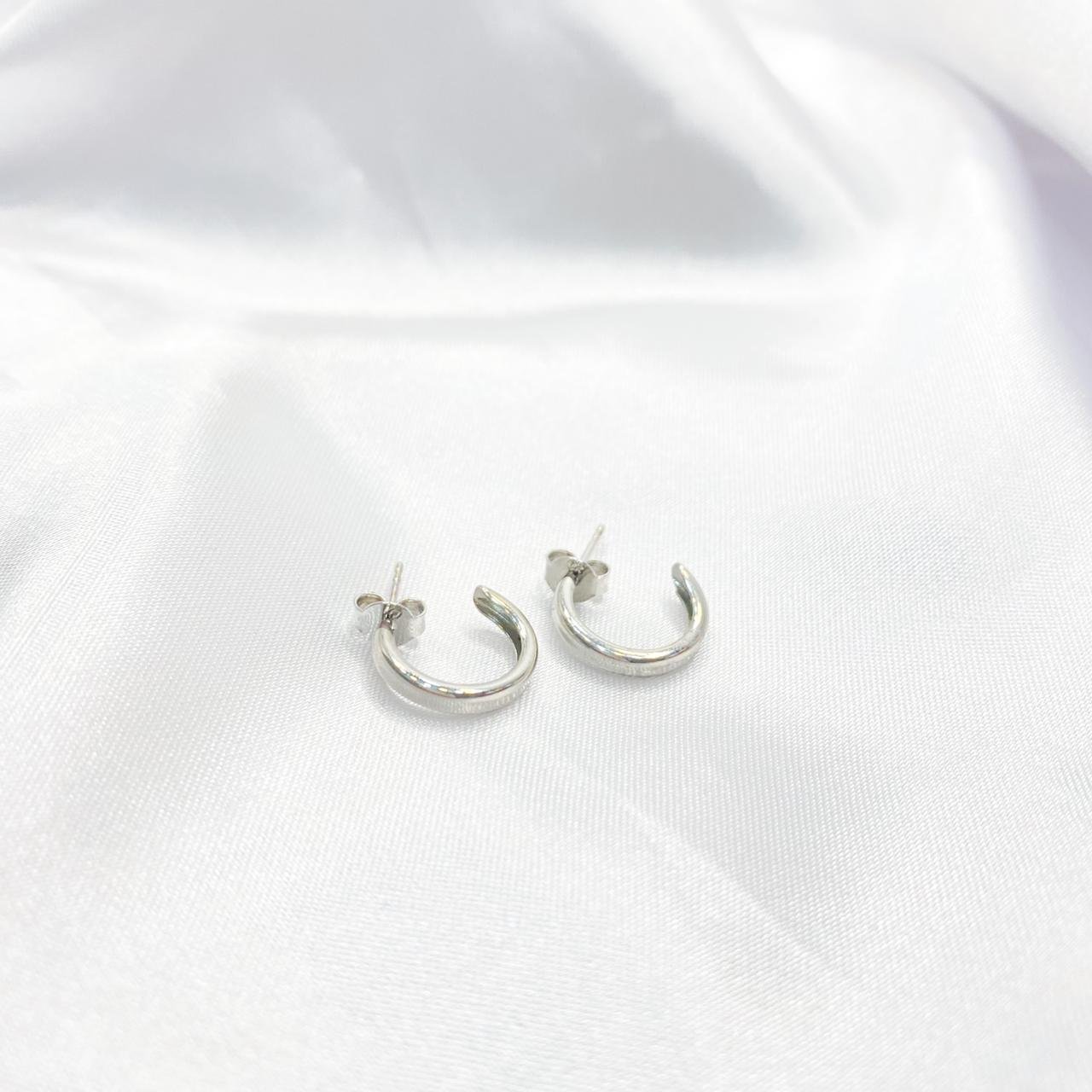BRINCO ARGOLA PEQUENO COM PINO EM RÓDIO BRANCO