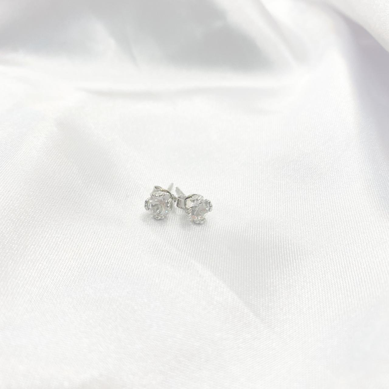BRINCO PEQUENO FLOR COM ZIRCONIA EM RÓDIO BRANCO