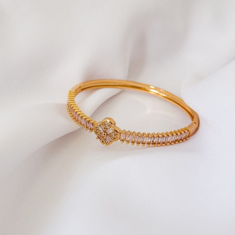 BRACELETE ARTICULADO CRAVEJADO COM FLOR NO CENTRO EM OURO 18K