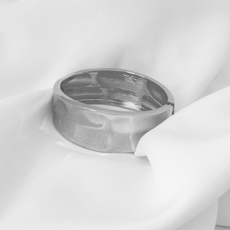 BRACELETE ARTICULADO OVAL LISO MARTELADO EM RÓDIO BRANCO