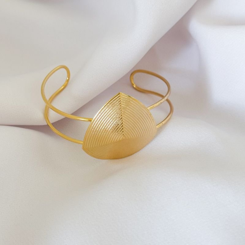 BRACELETE FIO DUPLO COM TRIANGULO EM OURO 18K