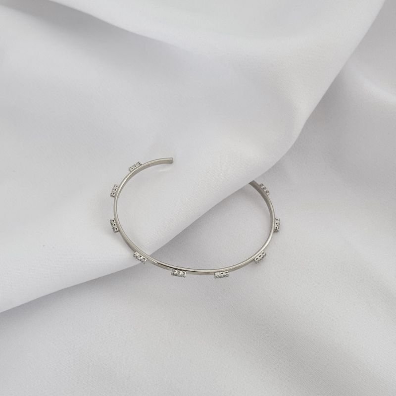 BRACELETE LAMINADO LISO COM CARREIAS DE ZIRCONIA EM RÓDIO BRANCO