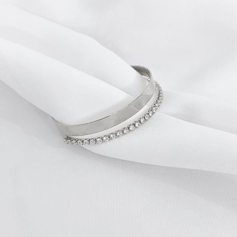 BRACELETE LISO RASGADO MEIO COM ZIRCONIA EM RÓDIO BRANCO