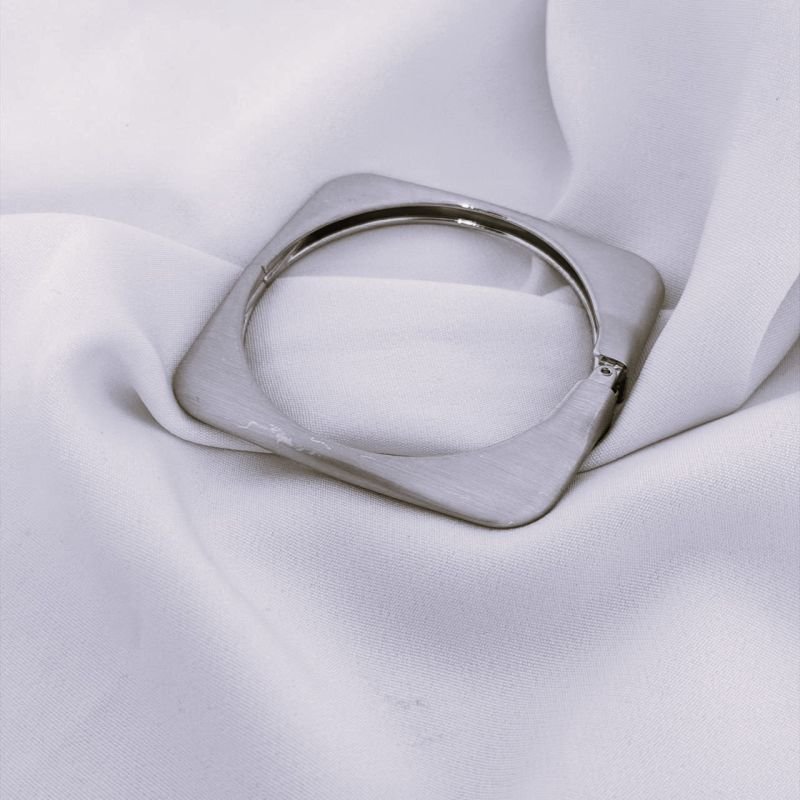 BRACELETE QUADRADO FOSCO EM RÓDIO BRANCO