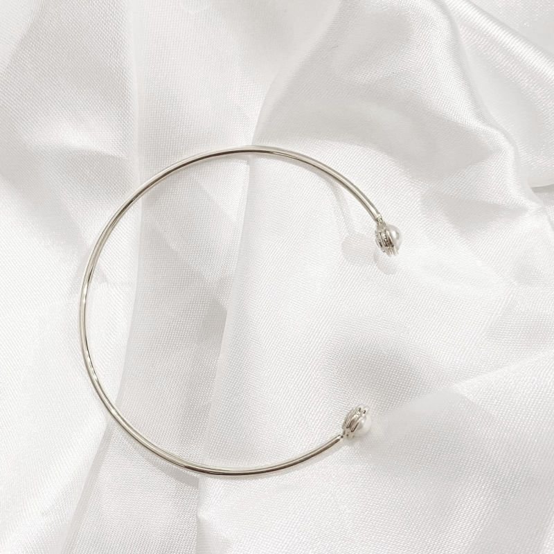 BRACELETE ABERTO COM PÉROLAS NAS PONTAS EM RÓDIO BRANCO
