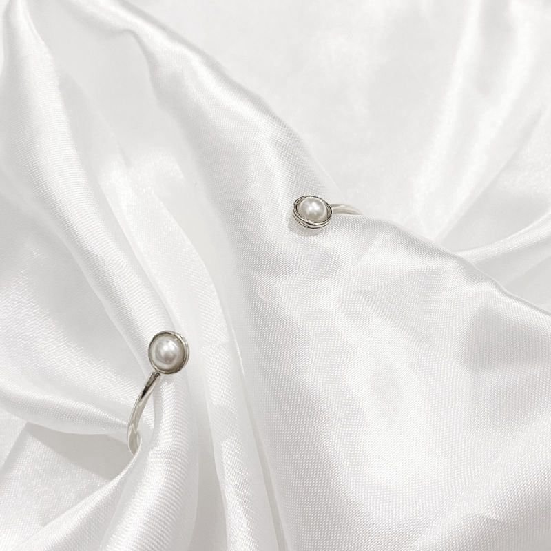 BRACELETE ABERTO COM PÉROLAS NAS PONTAS EM RÓDIO BRANCO