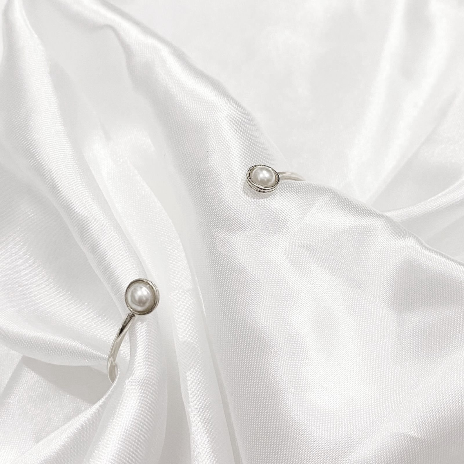 BRACELETE ABERTO COM PÉROLAS NAS PONTAS EM RÓDIO BRANCO