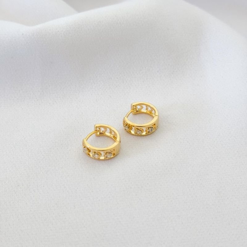 BRINCO 3 CORACOES VAZADOS E CRAVEJADOS EM OURO 18K