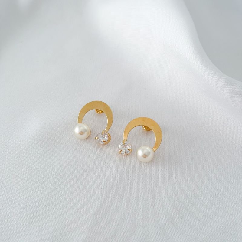 BRINCO ARCO COM ZIRCONIA E PEROLA EM OURO 18K