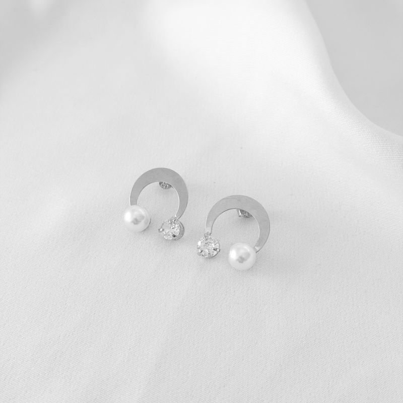 BRINCO ARCO COM ZIRCONIA E PEROLA EM RÓDIO BRANCO