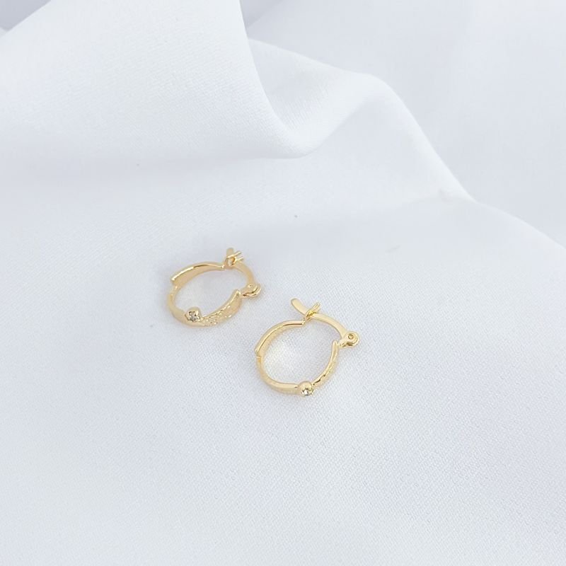 BRINCO ARGOLA 1CM COM ZIRCONIA REDONDA EM OURO 18K