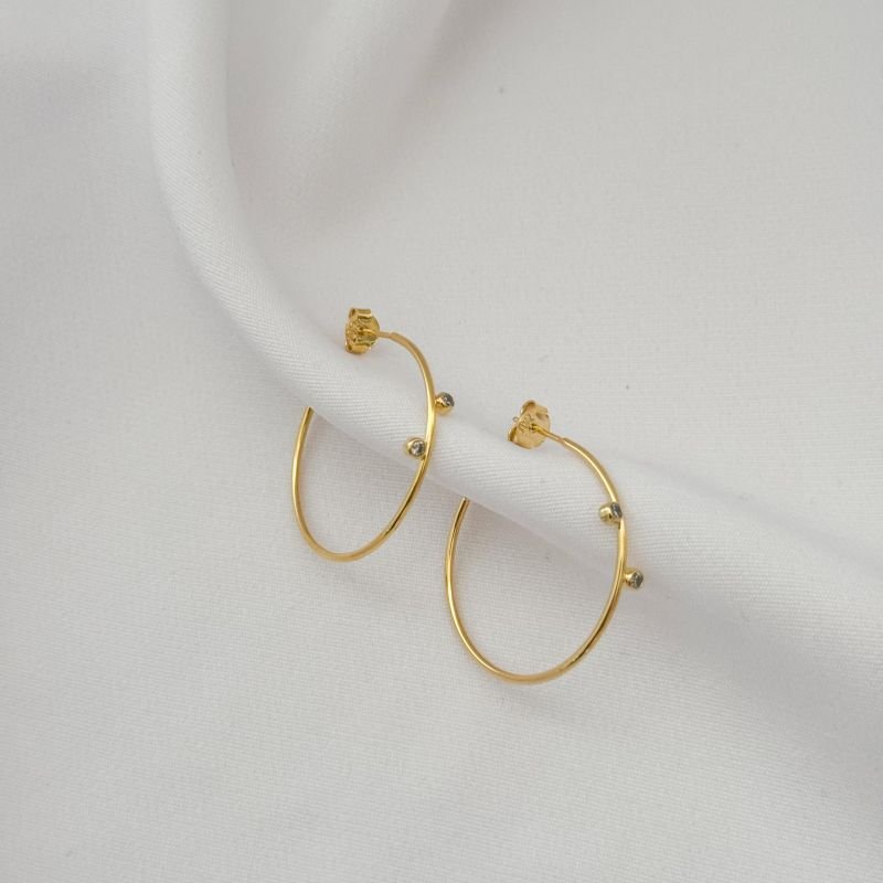 BRINCO ARGOLA 30MM COM 2 ZIRCONIA EM OURO 18K