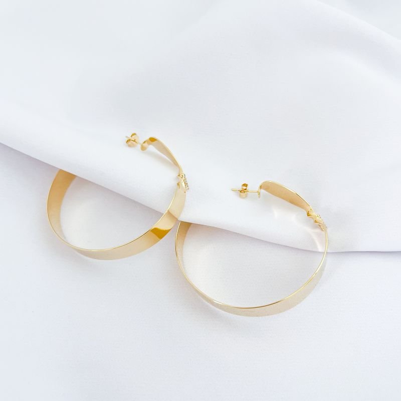BRINCO ARGOLA 5,5CM COM NÓ E ZIRCONIAS EM OURO 18K