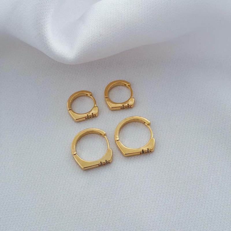 BRINCO ARGOLA ARTICULADA FRENTE RETA E 2 ZIRCONIAS EM OURO 18K