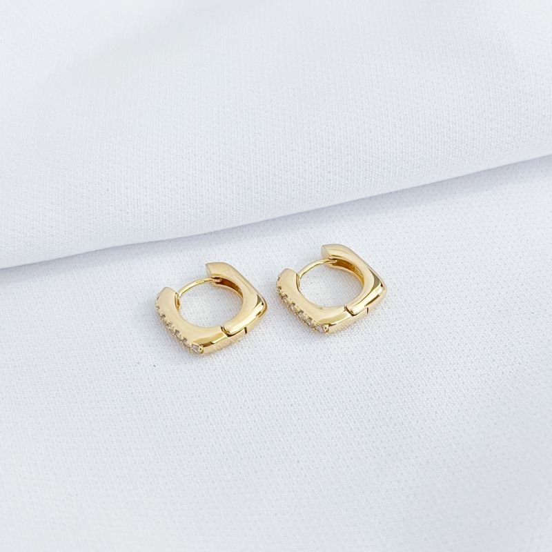 BRINCO ARGOLA ARTICULADA QUADRADA CRAVEJADA EM OURO 18K
